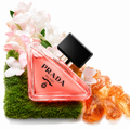Prada Paradoxe Intense EDP spray close up
